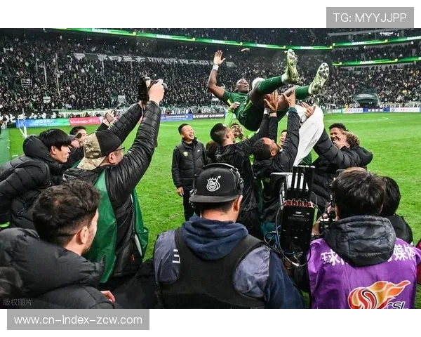 终场哨响，格林伍德与球迷互动庆祝锁定金靴